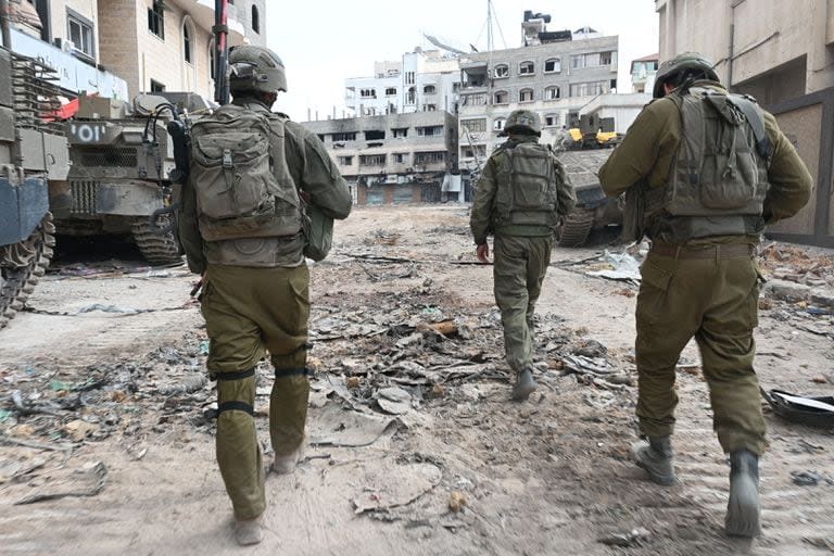 Soldados israelíes patrullan por una calle durante una operación militar en el norte de la Franja de Gaza.
