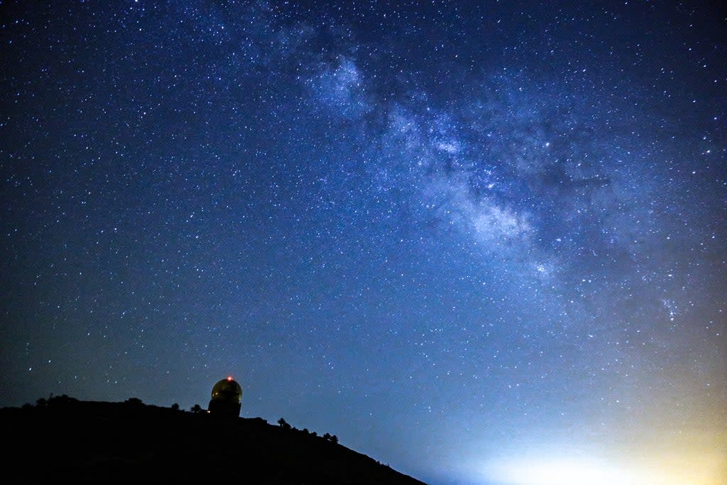 Lanzarote ofrece zonas libres de contaminación lumínica donde las estrellas brillan con una claridad inmejorable (Getty Images/iStockphoto)