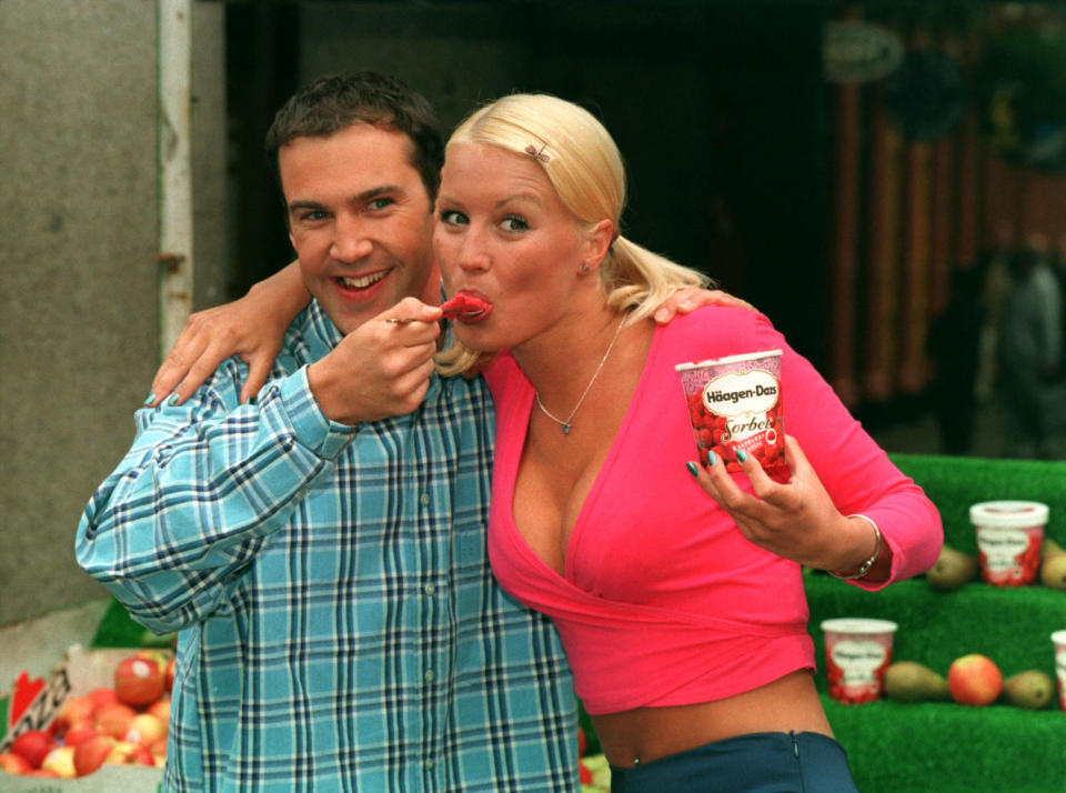 PA NEWS PHOTO 4/6/98  CHANNEL 4 TELEVISION'S "THE BIG BREAKFAST" PRESENTERS JOHNNY VAUGHAN AND DENISE VAN OUTEN LAUNCH THE NEW HAAGEN DAZS SORBET RANGE AT LONDON'S COVENT GARDEN