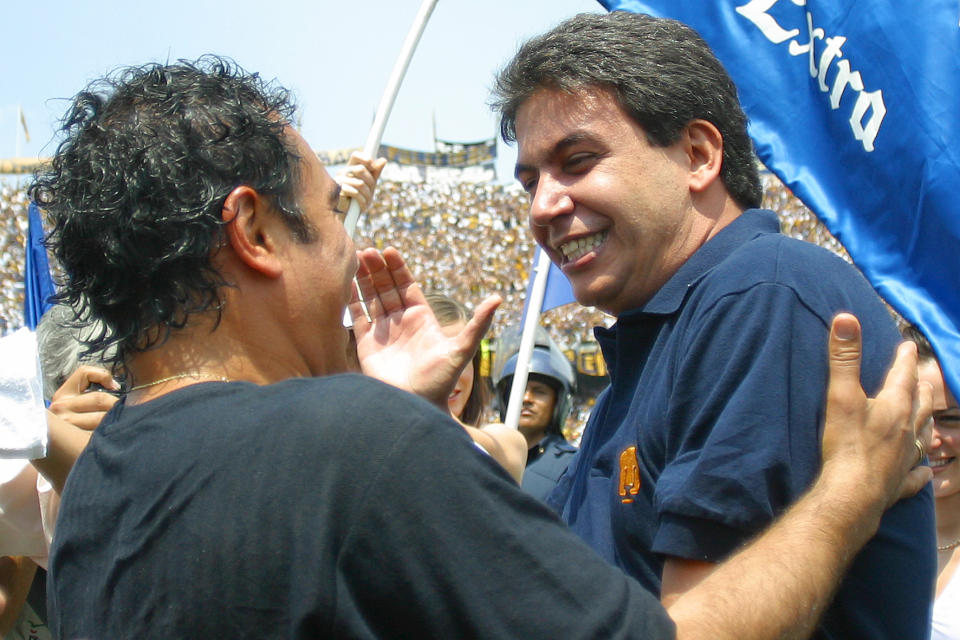 Hugo Sánchez y Elías Ayub celebrando el primer título de Pumas en 2004. (Francisco Estrada/Jam Media/Getty Images)