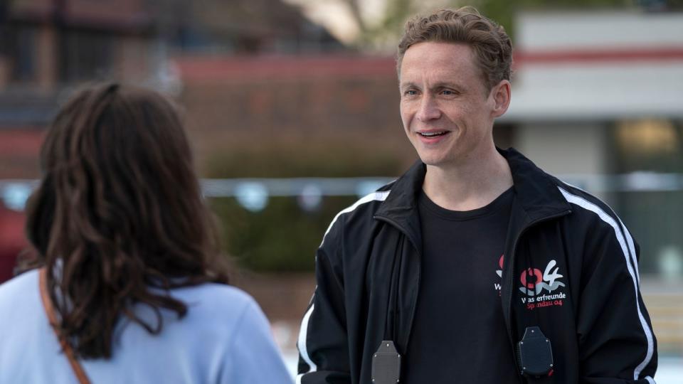 "Die Schwimmerinnen" mit Matthias Schweighöfer (Bild) erzählt von der bewegenden Odyssee zweier Schwestern. (Bild: Netflix)