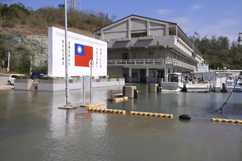 ▲金門農曆九月大潮，金湖鎮新湖漁港淹大水。(圖/記者蔡若喬攝)