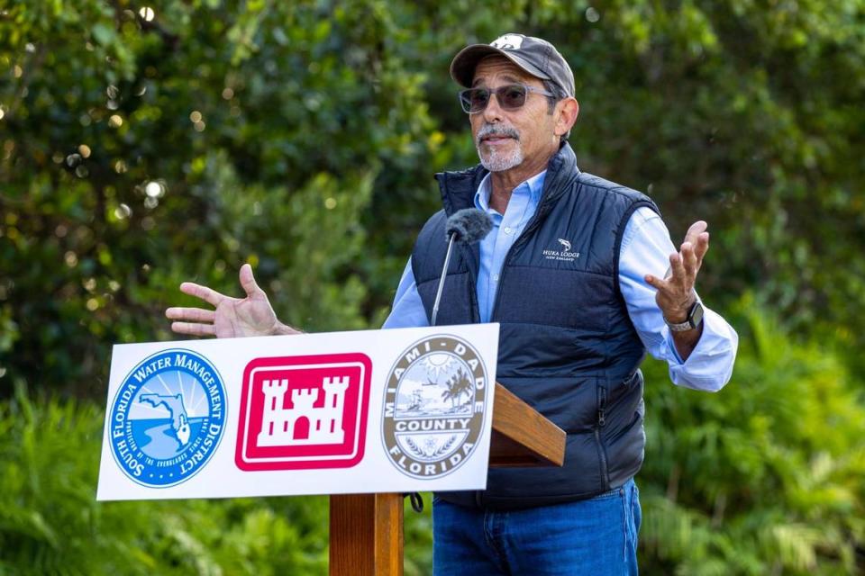 Charlie Martínez, representante de Miami-Dade en el consejo directivo del Distrito de Gestión de Agua del Sur de la Florida, se dirige a la multitud durante la colocación de la primera piedra del componente final del Proyecto de Humedales Costeros de la Bahía de Biscayne dirigido por el Distrito de Gestión del Agua del Sur de la Florida y el Cuerpo de Ingenieros del Ejército, cerca de Black Point Marina en Homestead, el martes 21 de marzo de 2023. D.A. Varela dvarela@miamiherald.com
