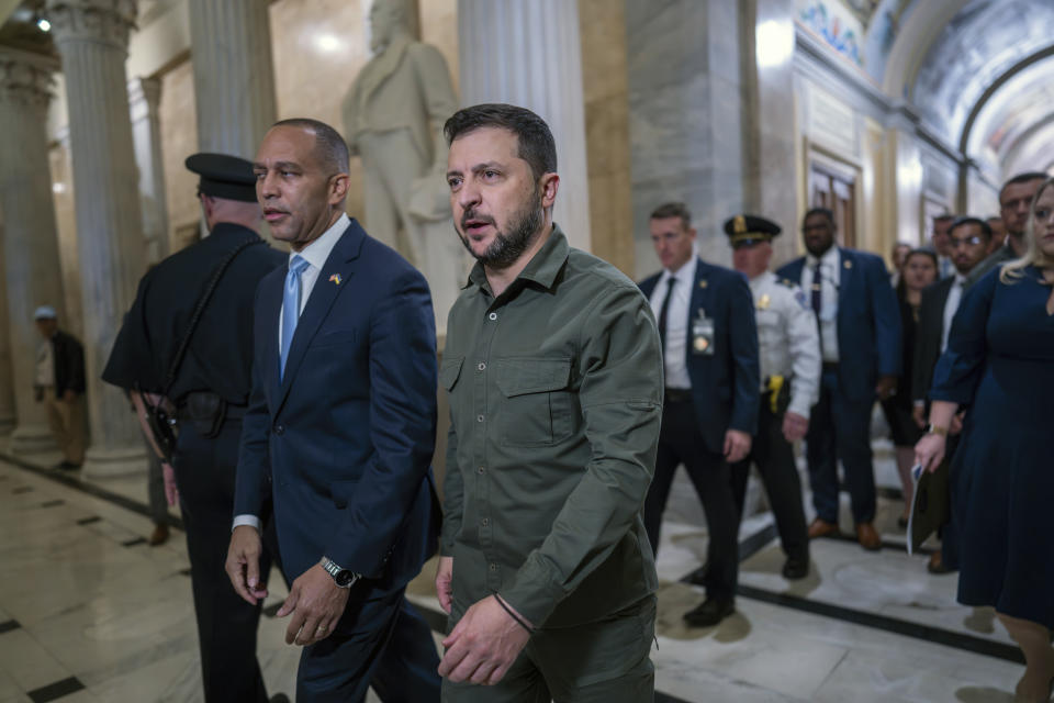 El presidente ucraniano Volodymyr Zelenskyy es recibido por el líder del bloque demócrata en la Cámara de Representantes, Hakeem Jeffries, jueves 21 de setiembre de 2023. (AP Foto/J. Scott Applewhite)