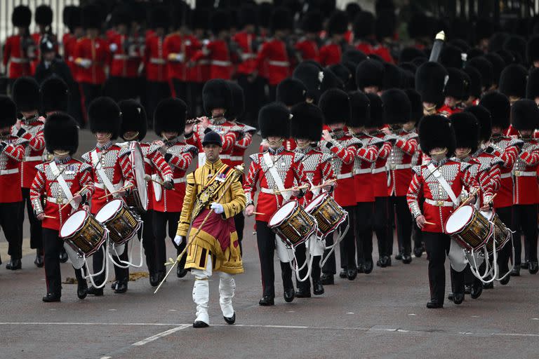 Un contingente del ejército marcha hacia el rey Carlos III de Gran Bretaña y la reina Consorte Camila saliendo del Palacio de Buckingham hacia la Abadía de Westminster