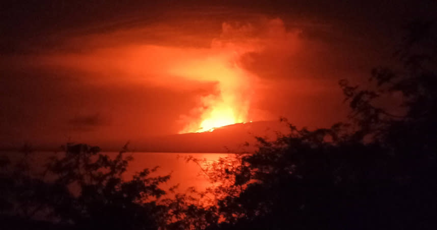 厄瓜多費爾南迪納島的火山拉庫布雷噴發，噴發狀況比四年前還要更大。（圖／達志／美聯社）