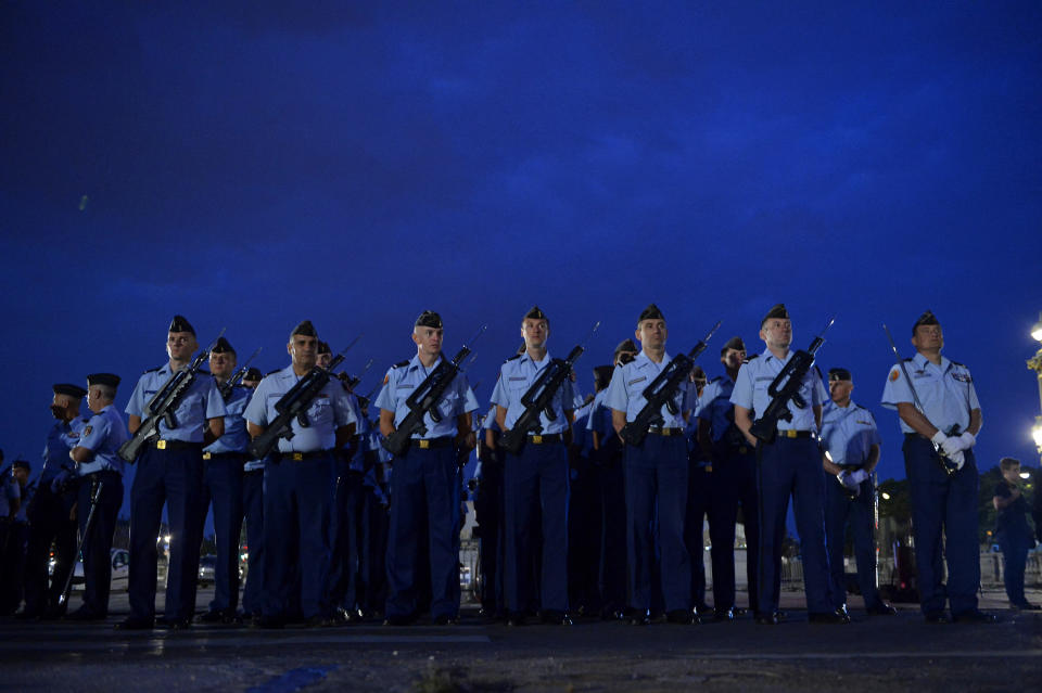 <p>Französische Soldaten bereiten sich anlässlich des französischen Nationalfeiertags am 14. Juli auf die Militärparade auf der Champs-Élysées vor. Bei der jährlichen Parade wird in diesem Jahr den Ländern Japan und Singapur die besondere Ehre der Teilnahme zuteil. (Bild: Aurelien Meunier/Getty Images) </p>