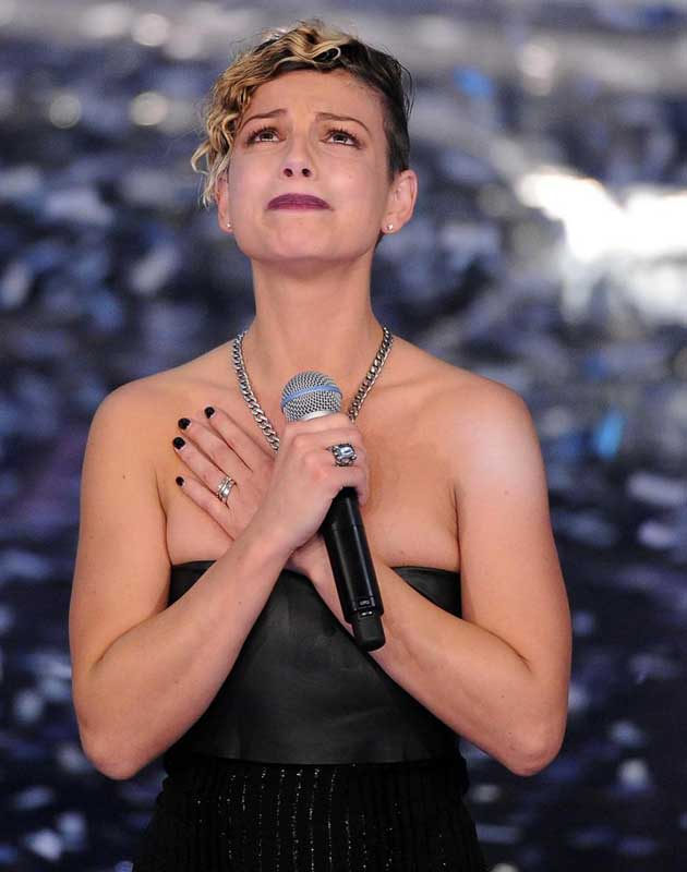 <b>9. Emma Marrone</b><br><br>Da Sanremo all'amore. Il 2012 di Emma Marrone spazia dai successi musicali al gossip. I primi mesi del 2012, infatti, sono caratterizzati dalla partecipazione al <b>Festival di Sanremo</b>, che la cantante di Firenze vince con la canzone “Non è l'inferno”. Ma a oscurare le canzoni di Emma ci pensa il gossip, o meglio <b>il suo ex fidanzato</b>...