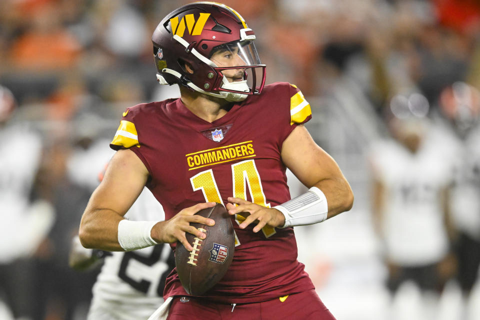 El viernes 11 de agosto del 2023, el quarterback de los Commanders de Washington Sam Howell observa antes de lanzar el balón en el encuentro de pretemporada ante los Browns de Cleveland. El viernes 18 de agosto del 2022, los Commanders nombran a Howell como quarterback titular. (AP Foto/David Richard)