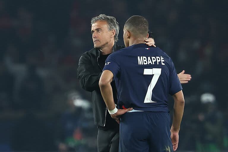 Luis Enrique saluda a Mbappé, luego de la eliminación de la Champions