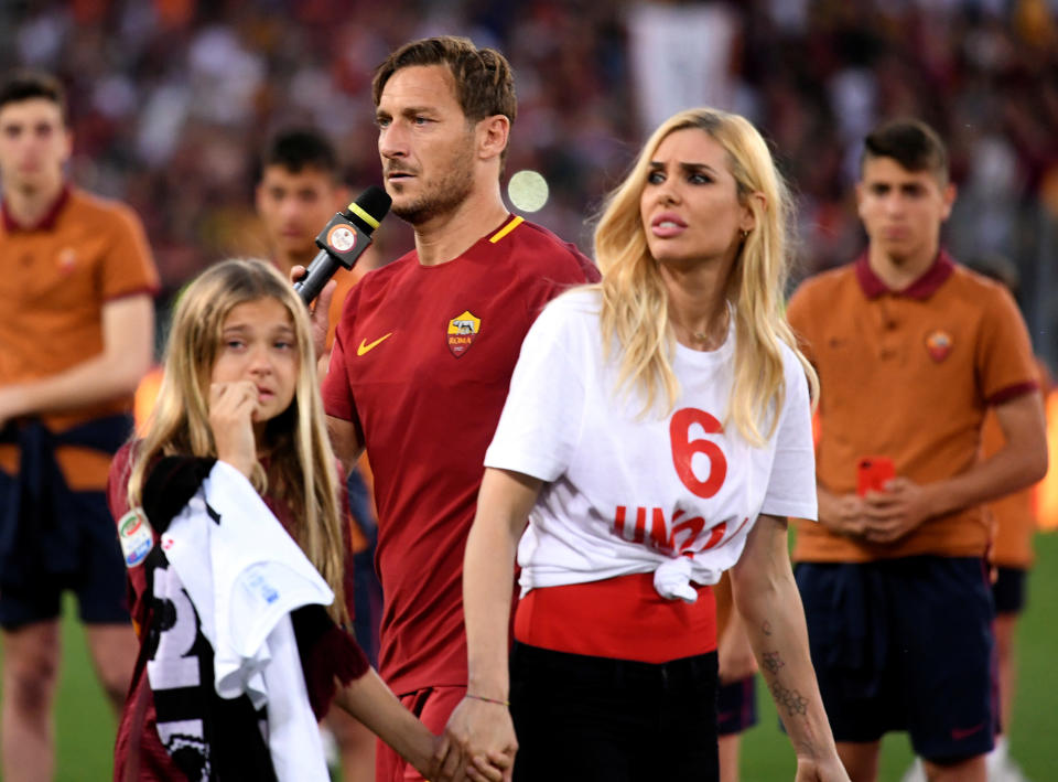 Francesco Totti insieme alla moglie Ilary e alla figlia Isabel nel giorno dell'addio al calcio del "Pupone" (REUTERS/Alberto Lingria)