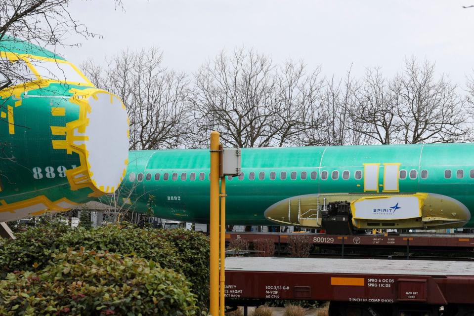 Das Spirit AeroSystems-Logo ist auf einem unlackierten 737-Rumpf abgebildet, während des ersten Tages eines "Quality Stand Down" für das 737-Programm in der Boeing-Fabrik in Renton, Washington, am 25. Januar 2024. - Copyright: Jason Redmond/AFP via Getty Images