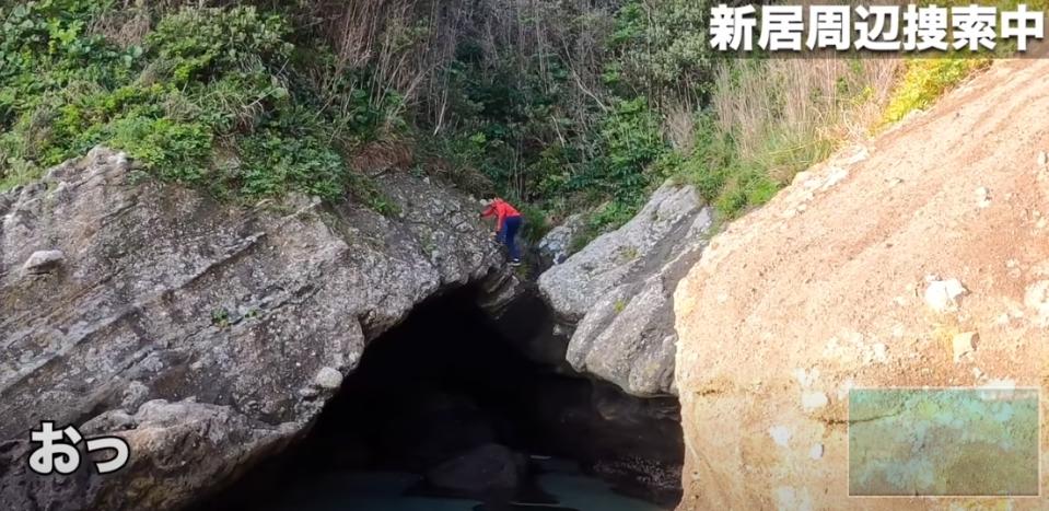 日本男子在無人島探索新地點，尋找適合入睡的地方。（圖／翻攝自youtube）