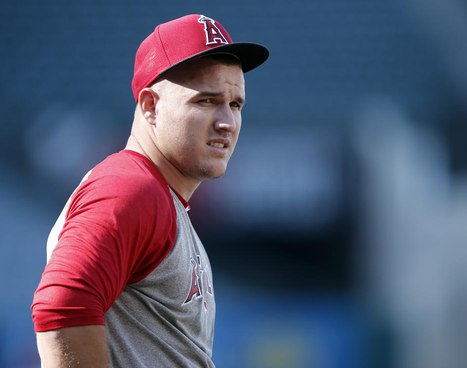 Los Angeles Angels' Mike Trout waits for his turn in the batting cage during pregame warm ups before a baseball game against the Oakland Athletics in Anaheim, Calif., Friday, June 24, 2016. (AP Photo/Alex Gallardo)