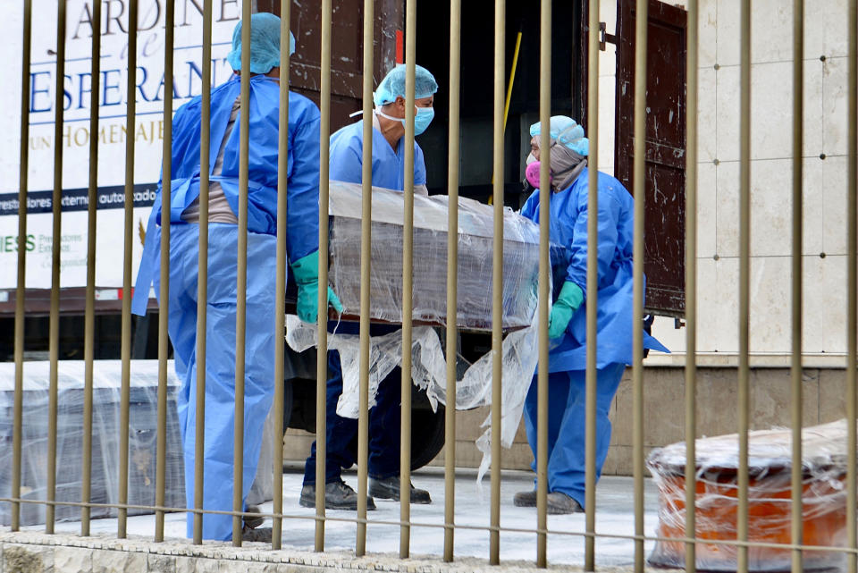 Image: Body removed in Guayaquil (Marcos Pin / AFP via Getty Images)