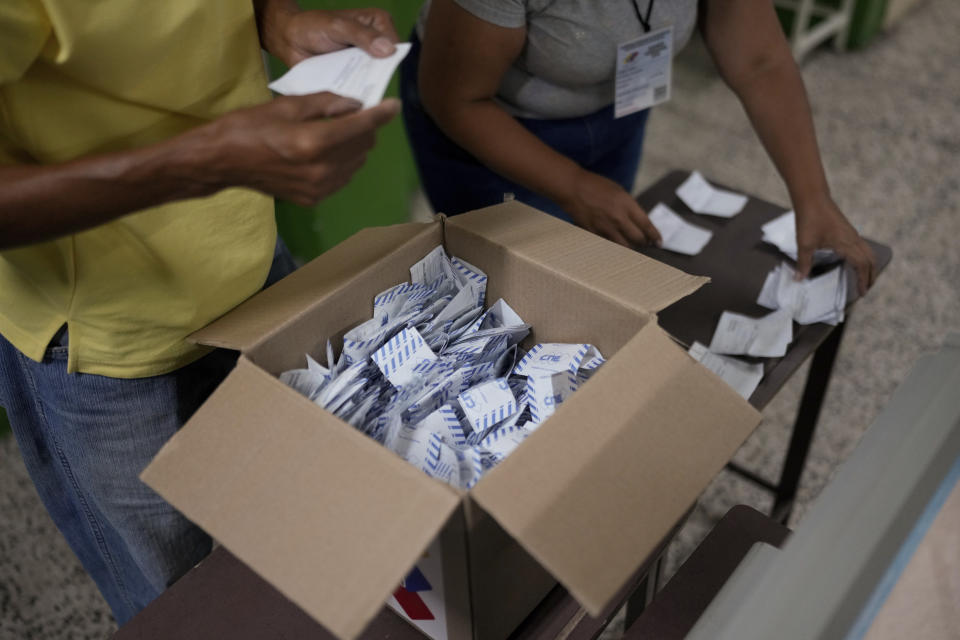 Funcionarios electorales cuentan los votos después del cierre de las urnas para las elecciones presidenciales en Caracas, Venezuela, el domingo 28 de julio de 2024. (AP Foto/Matías Delacroix)