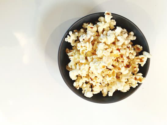 <p>Le sac du popcorn contient un élément chimique nommé acide perfluorooctanoïque, qui peut causer un cancer des poumons. Le popcorn à mettre au micro-ondes est donc à éviter.<br> Crédit photo : Getty Images </p>