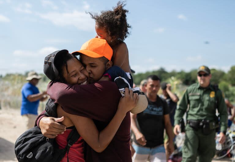 Una familia venezolana celebra tras cruzar la frontera de México con Estados Unidos   