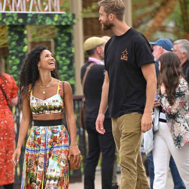 Vick Hope lee a la luz de las velas en el nuevo nido de amor que comparta con Calvin Harris credit:Bang Showbiz