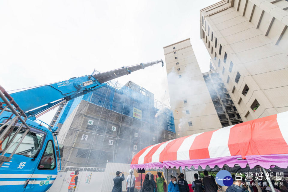 桃園區中興市民活動中心興建工程舉行上梁典禮。