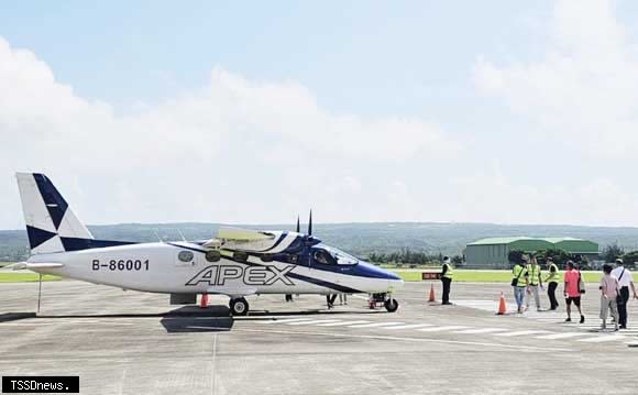 屏東空中遊覽活動啟航，首批遊客搭機準備翱翔國境之南。