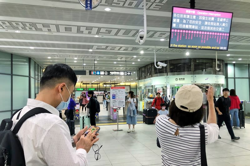 花蓮地震  機場捷運預估暫停營運1小時以上 台灣東部3日上午發生地震，桃園市也受到影響，桃 園大眾捷運公司表示，機場捷運全線列車停車，預估 將暫停營運1小時以上。 中央社記者吳睿騏桃園攝  113年4月3日 