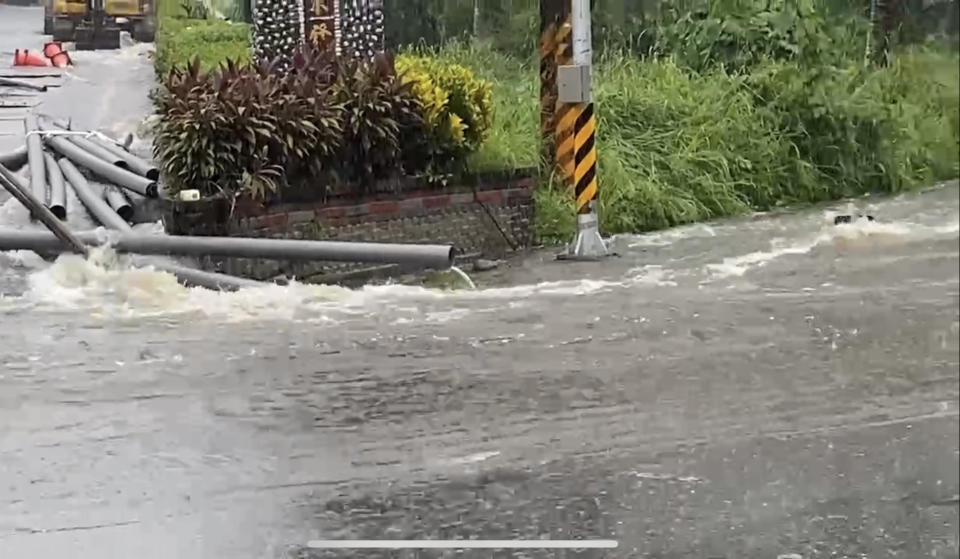 台東因短延時強勁雨勢，造成路面嚴重積水。（圖／東森新聞）