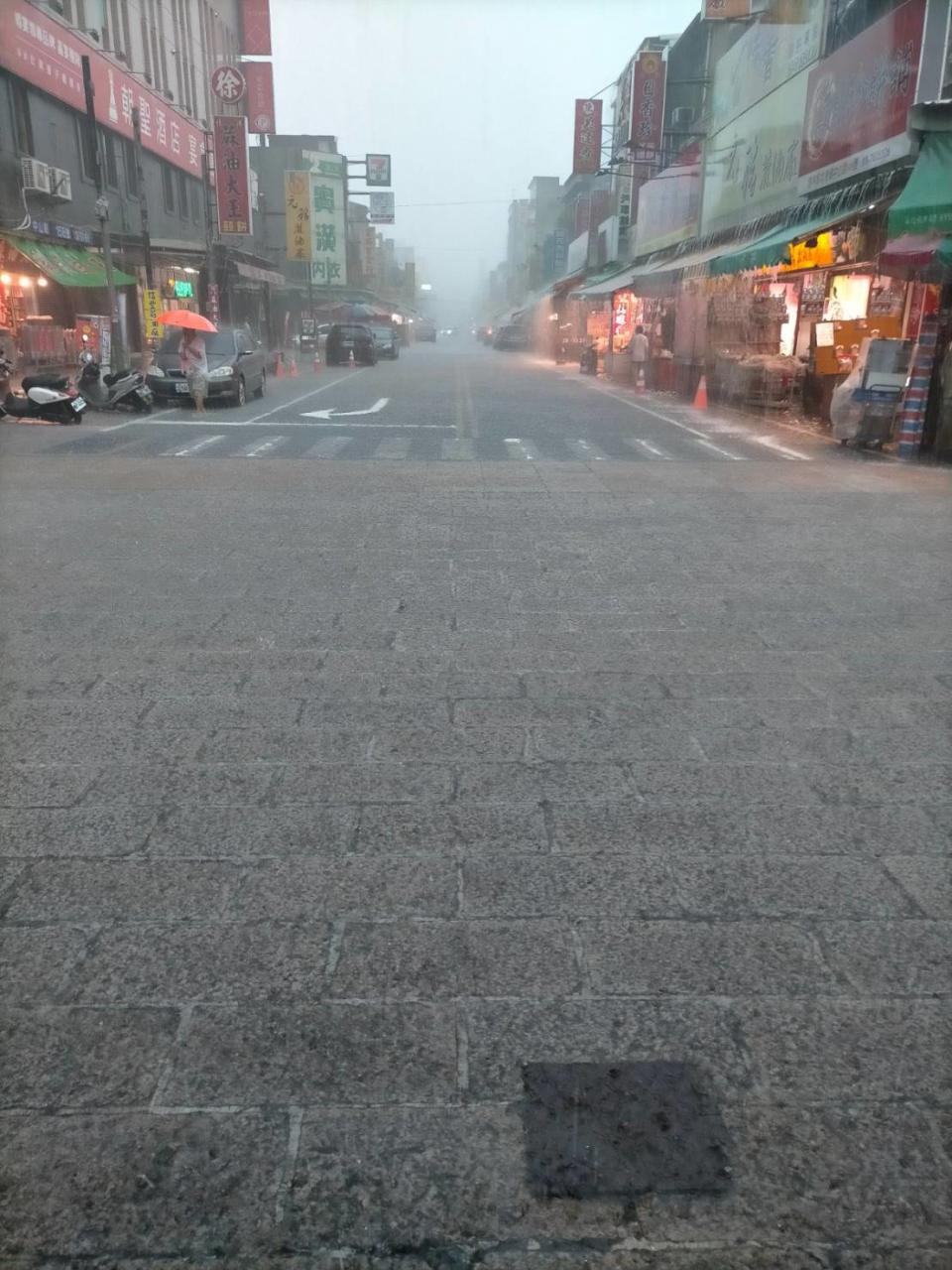 受西南風和低壓帶影響，雲林縣沿海多個鄉鎮淹水，北港鎮多處淹水，在北港鎮中山路上經營的店家直呼40多年來水淹這麼深。(中央社)