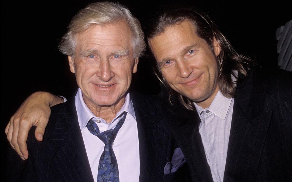 <p>Jeff Bridges (rechts) kam 1949 in Los Angeles zur Welt, als Sohn der Schriftstellerin Dorothy Bridges und des Hollywood-Stars Lloyd Bridges (Bild). Der 1998 verstorbene Schauspieler war in Klassikern wie "Zwölf Uhr mittags" zu sehen und zeigte in späteren Jahren in Filmen wie "Hot Shots!" sein komödiantisches Talent. (Bild: Ron Galella, Ltd./Ron Galella Collection via Getty Images)</p> 