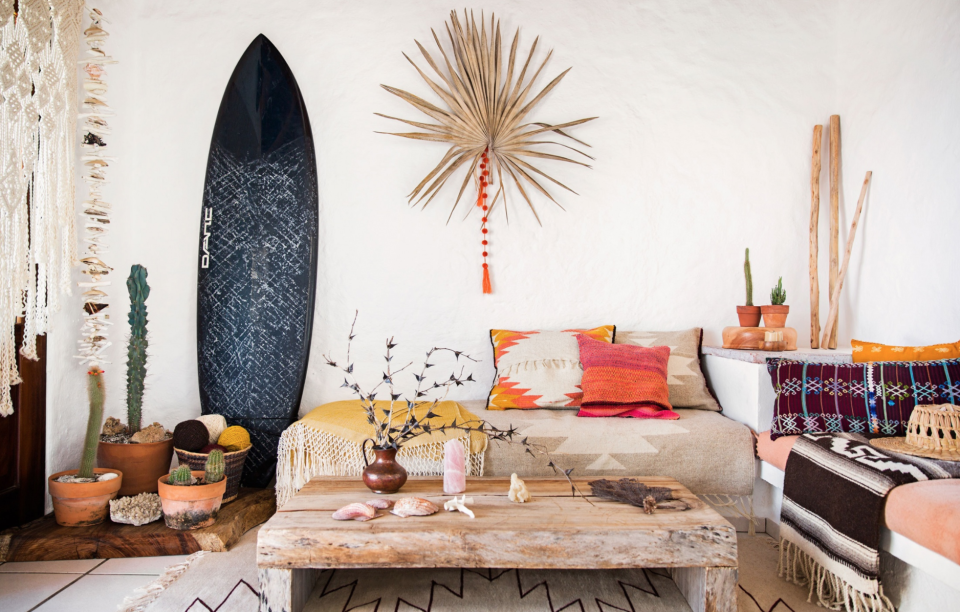 A living room filled with all the staples of California Cool style, including a neutral color palette and eclectic decor staples. 