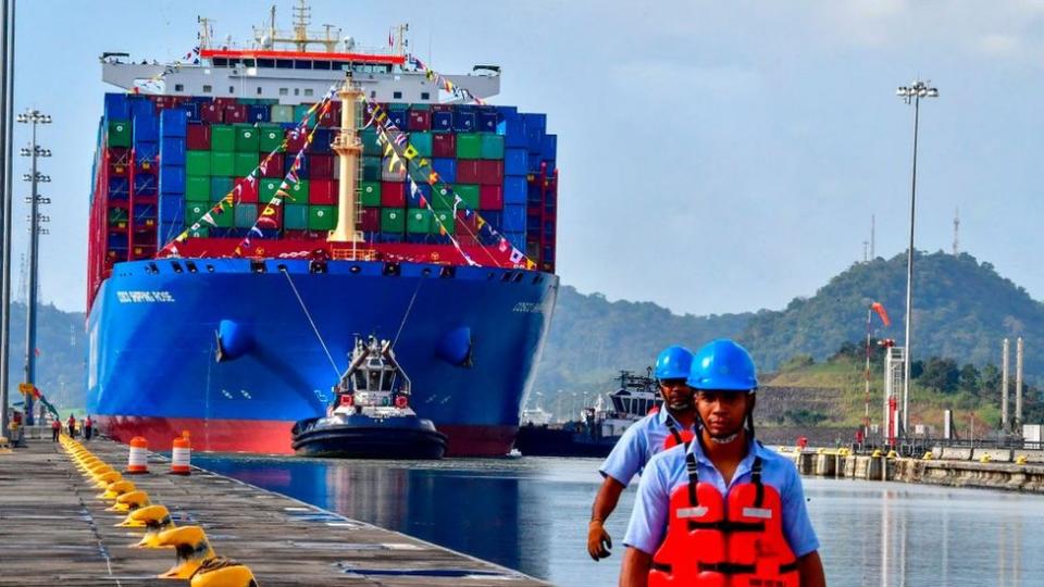 Buque en el Canal de Panamá