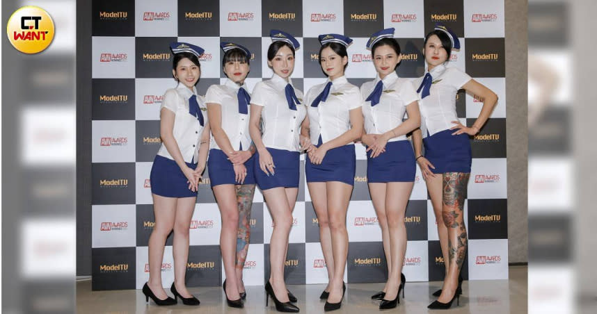 夏晴子、楚夢舒共6位台灣女優，一同穿著爆乳短裙空姐服現身美國行前記者會。（圖／林士傑攝）