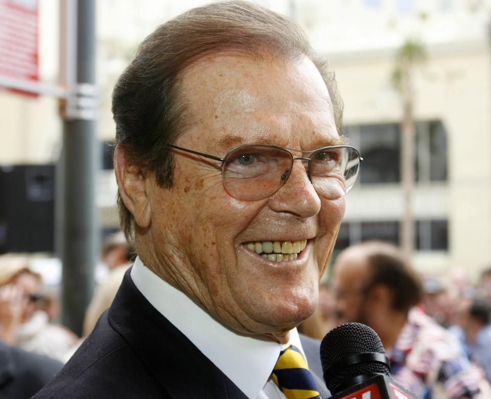 <p>L’acteur britannique Sir Roger Moore est décédé à l’âge de 89 ans en Suisse des suites d’un cancer. Le 3e James Bond de l’Histoire a notamment brillé dans 7 films de la saga dont Moonraker ou L’homme au pistolet d’or. On a aussi pu l’admirer dans Ivanhoé ou la série à l’entêtant générique, Amicalement vôtre. La nouvelle a été annoncé par ses proches qui l’ont chaleuresement entouré lors de ses derniers jours. RIP Bond… James Bond. (Photo : Reuters) </p>