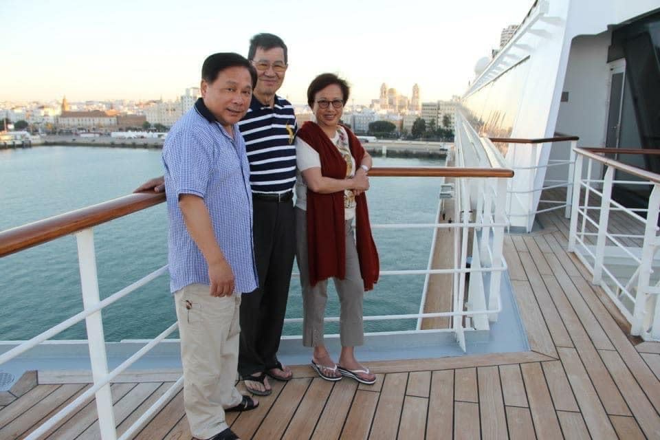 吸金犯蔡國安(左)在臉書上PO出他和前副總統蕭萬長、朱俶賢夫婦合照。翻攝蔡國安臉書