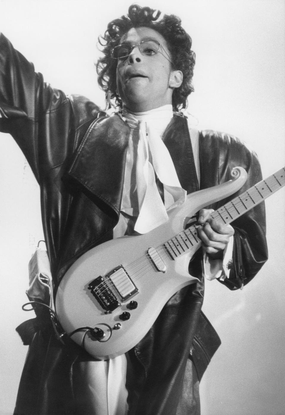 (GERMANY OUT) *07.06.1958-SÃ¤nger, Musiker, Produzent, Gitarrist; USAPortrÃ¤t bei einem Auftritt in der Deutschlandhalle in Berlin- Mai 1987 (Photo by Scherhaufer/ullstein bild via Getty Images)