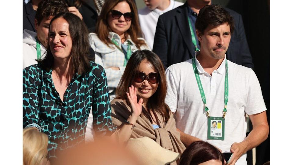 mother waving at wimbledon