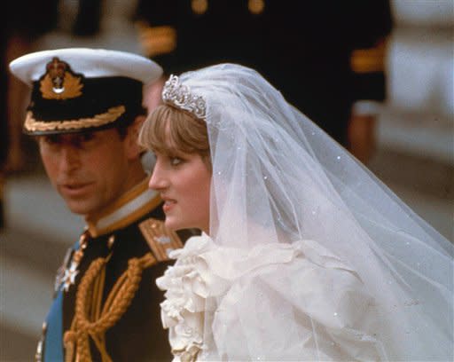 Il maggiore Hewitt, poi, mette altri puntini sulle i, quasi a giustificare la relazione e il tradimento da parte di Diana. “Ho conosciuto Diana quando Harry era già un bambino e Carlo era tornato tra le braccia di Camilla Parker Bowles”. Credits - AP