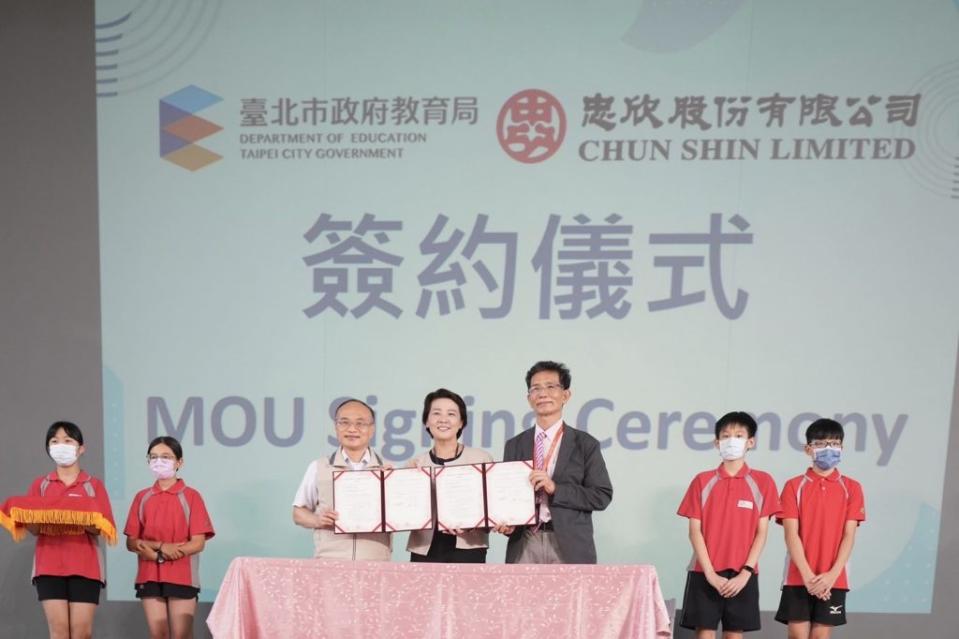 北市與忠欣公司簽定合作備忘錄，協助台北市國中小教師透過英檢瞭解自己的英語程。（北市教育局提供）
