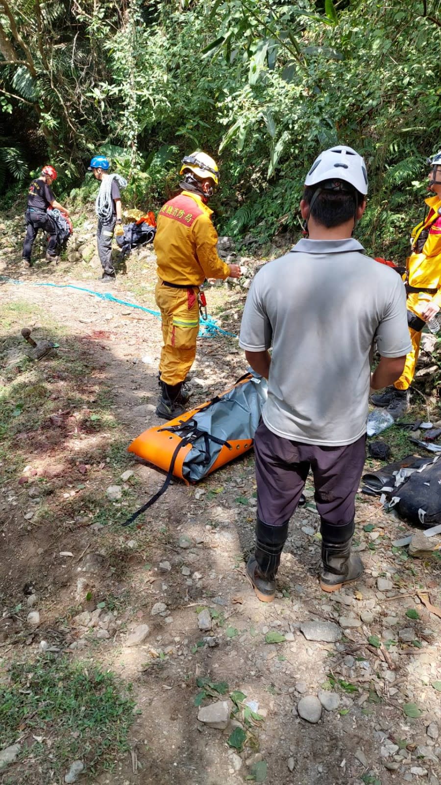 消防人員運送死者下山。取自花蓮縣消防局臉書