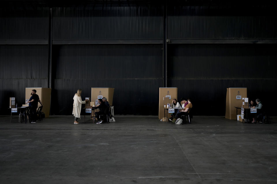 Una votante deposita su voto durante la segunda vuelta presidencial entre Javier Milei y Sergio Massa en Buenos Aires, Argentina, el domingo 19 de noviembre de 2023. (Foto AP/Natacha Pisarenko)
