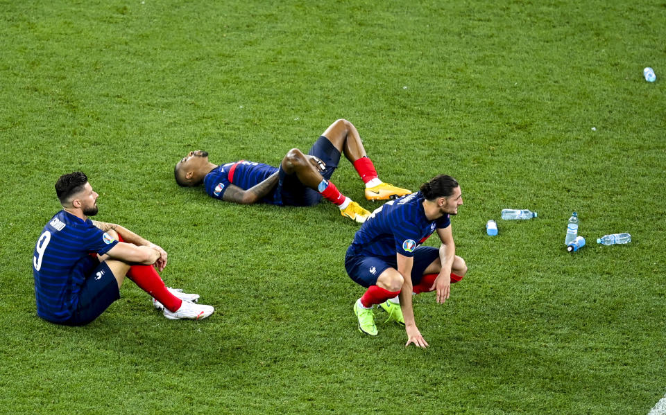 Jugadores franceses reaccionan tras la derrota con Suiza en la ronda de penales de los octavos de final de la Euro 2020 en Rumania el 28 de junio del 2021. (Daniel Mihailescu/Pool Photo via AP)