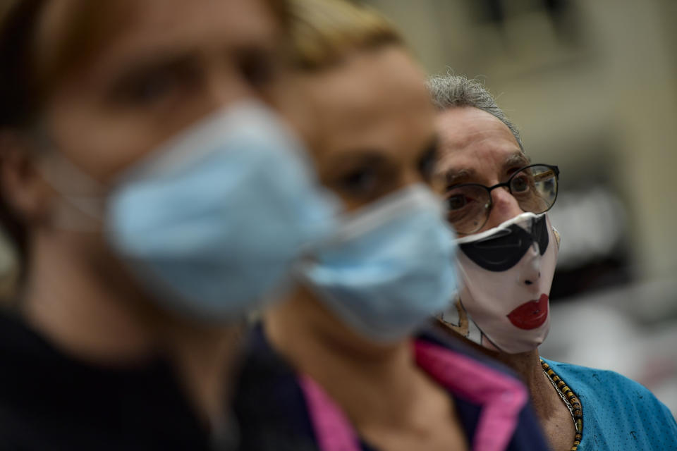 La OCU calcula que el gasto mensual en mascarillas puede situarse en torno a los 70 euros para una familia de cuatro miembros. (AP Photo/Alvaro Barrientos)