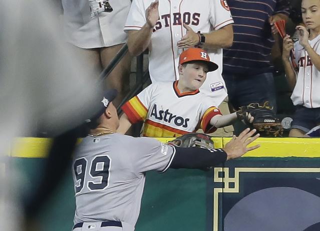 Aaron Judge closes jersey on HR trot in Houston