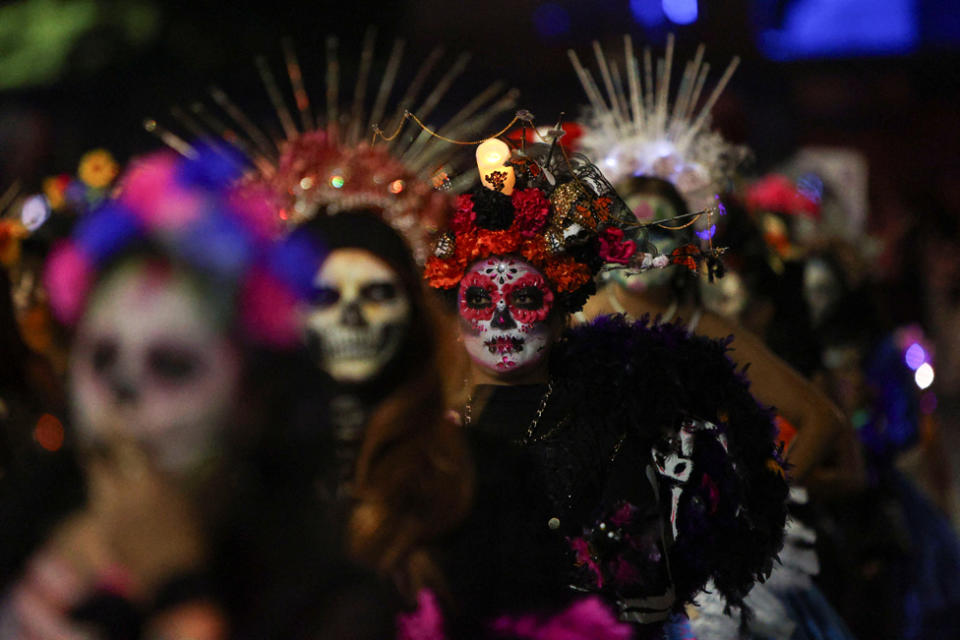 Participantes vestidos como el famoso personaje mexicano Caterina actúan, como parte de las celebraciones del Día de Muertos, en la Ciudad de México, México, el 22 de octubre de 2023.