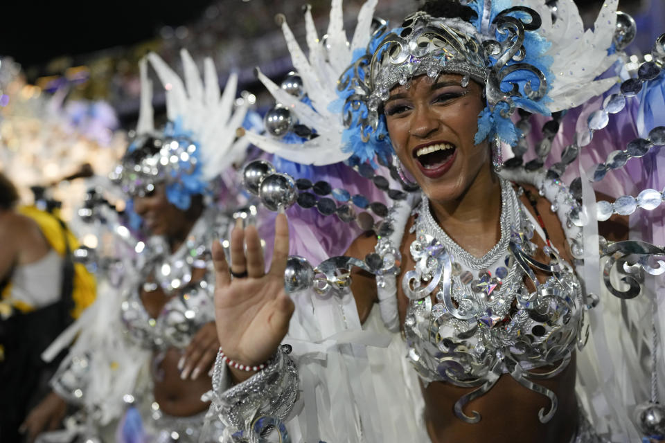 Una artista de la escuela de samba Beija Flor desfila durante las celebraciones de Carnaval en el Sambódromo de Río de Janeiro, Brasil, a primera hora del lunes 12 de febrero de 2024. (AP Foto/Silvia Izquierdo)