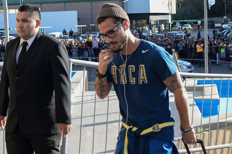 Daniel Osvaldo fumó en un vestuario y debió irse de Boca