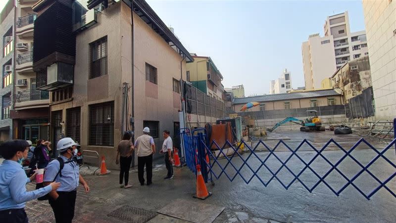 台南北區北華街一處建築工地施工，發現鄰近住宅傾斜，有安全疑慮。（圖／台南市政府提供）