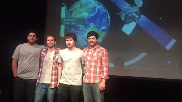 Los jóvenes estudiantes posan tras haber recibido el premio de la NASA. (cortesía)