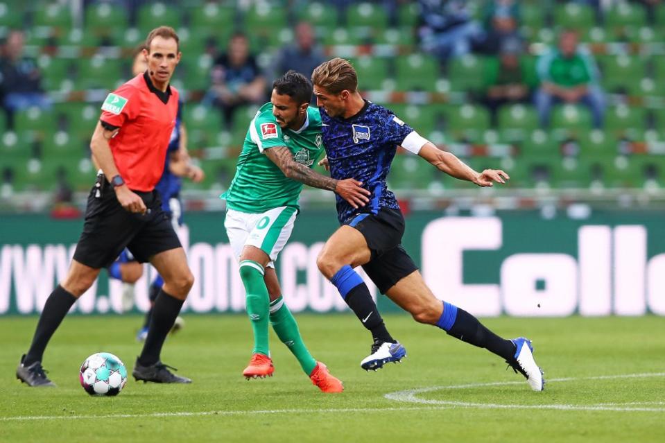 Niklas Stark (r.) half Hertha BSC in der Rolle des Sechsers wesentlich mehr als zuletzt in der Innenverteidigung.<span class="copyright">Martin Rose / Getty Images</span>