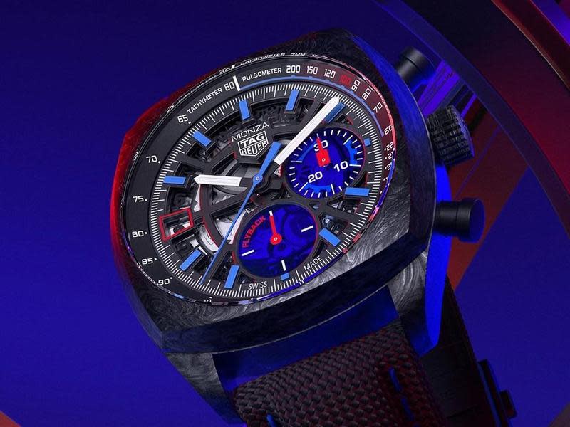 TAG HEUER Monza Flyback Chronometer 枕形錶殼的Monza計時天文台錶，以著名的義大利賽道命名。自從2000年重新上市後，僅偶而以紀念款名義出現過，如今驚豔回歸，走高價路線，是此次新作品中最昂貴的。錶殼採用碳纖維材質，面盤則做透視設計，並做紅、藍配色，造型非常酷炫。功能方面，除了飛返計時之外，還有測速計與脈搏計。錶徑42mm。 功能：時、分、小秒針指示；飛返計時碼錶；日期顯示 機芯：自動上鏈機芯 定價：約NT$454,300。
